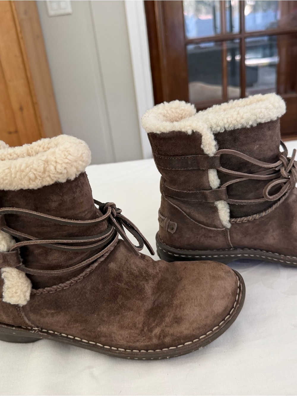Ugg’s Women’s Brown Suede Shearling-Lined Winter Boots Sz 9 - Picture 2 of 11